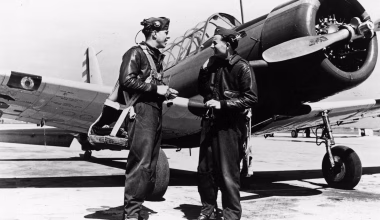 1945: Στο «φως» σπάνιο στιγμιότυπο δείχνει Αμερικανούς πιλότους να κάνουν μασάζ μετά από αποστολές