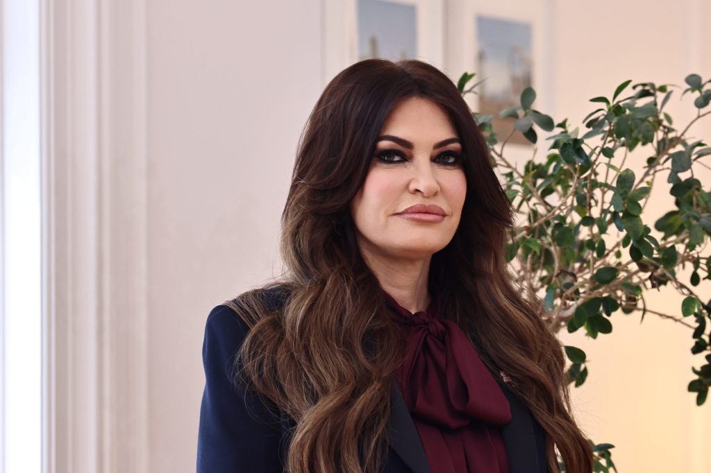 WSJ: «O άνθρωπος της ΑΚΤΩΡ δίπλα από την Κίμπερλι Γκιλφόιλ»