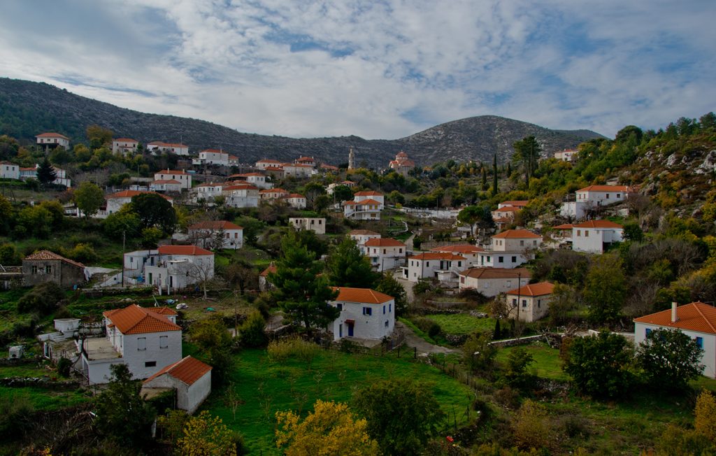 Κρεμαστή: Το άγνωστο χωριό του Πάρνωνα που μοιάζει να «κρέμεται» στην πλαγιά (φωτο)