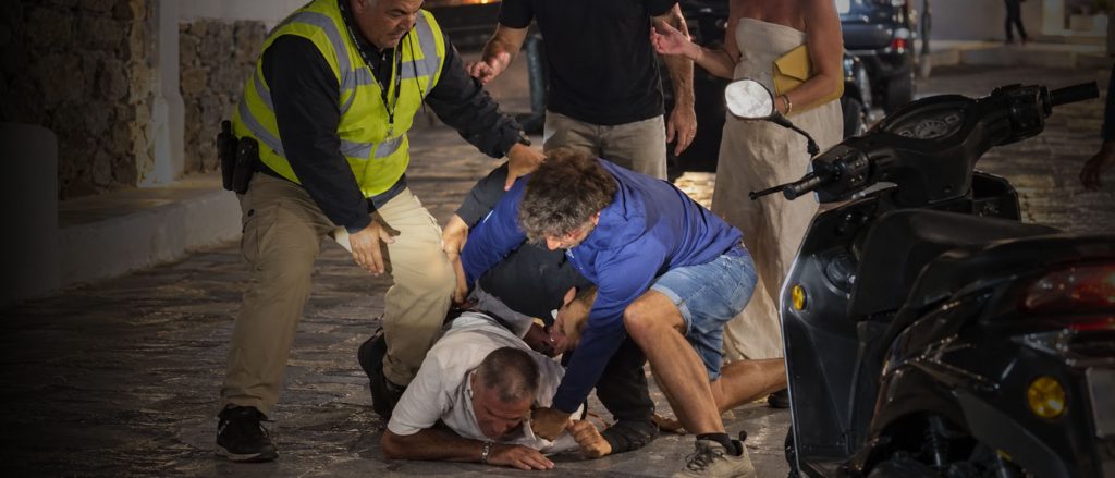 Σκηνές ροντέο στην Μύκονο: Βρετανός τουρίστας κλώτσησε γάτα και «έφαγε» αδιανόητο ξύλο (βίντεο)