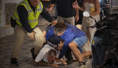 Σκηνές ροντέο στην Μύκονο: Βρετανός τουρίστας κλώτσησε γάτα και «έφαγε» αδιανόητο ξύλο (βίντεο)