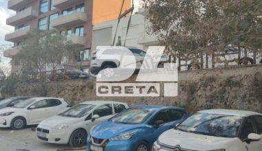 Σοβαρό τροχαίο στα Χανιά: Τζιπ παρέσυρε σειρά σταθμευμένων αυτοκινήτων (φωτο)