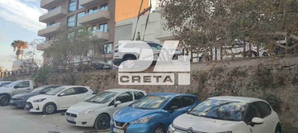 Σοβαρό τροχαίο στα Χανιά: Τζιπ παρέσυρε σειρά σταθμευμένων αυτοκινήτων (φωτο)