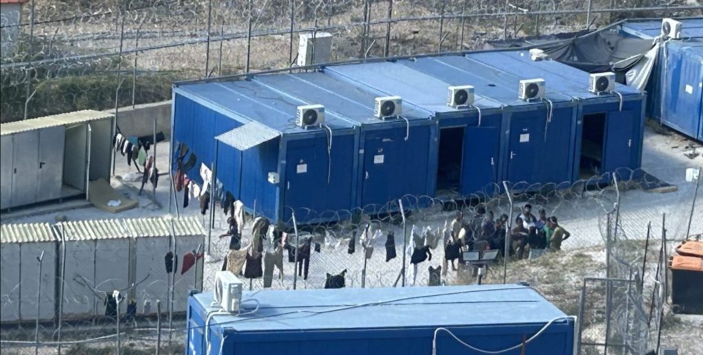 Μαίνεται η ένταση στη δομή της Σιντικής: Πετροπόλεμος Αιγυπτίων & Μπαγκλαντεσιανών κατά αστυνομικών