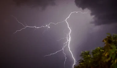 Δείτε γιατί ο κεραυνός κάνει ζιγκ-ζαγκ και δεν ακολουθεί ευθεία γραμμή