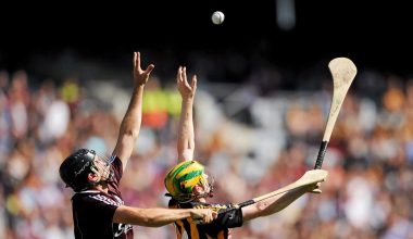 Hurling: Το αρχαίο ιρλανδικό άθλημα που θεωρείται ένα από τα ταχύτερα ομαδικά παιχνίδια