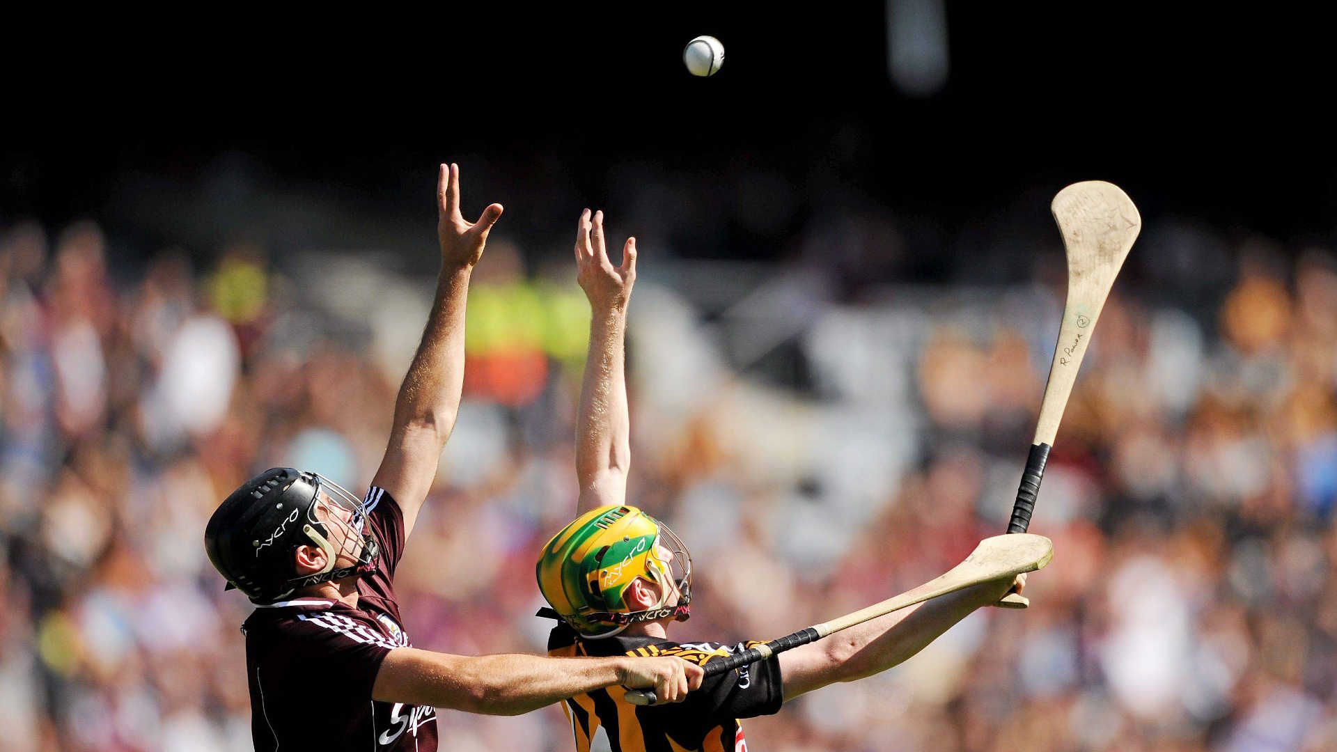 Hurling: Το αρχαίο ιρλανδικό άθλημα που θεωρείται ένα από τα ταχύτερα ομαδικά παιχνίδια