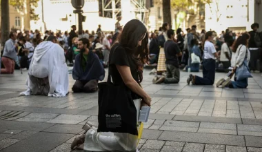 Παρίσι: Εξομολογήσεις στα πεζοδρόμια των Ηλυσίων Πεδίων για τους πιστούς του Πάπα Λέοντα (βίντεο)
