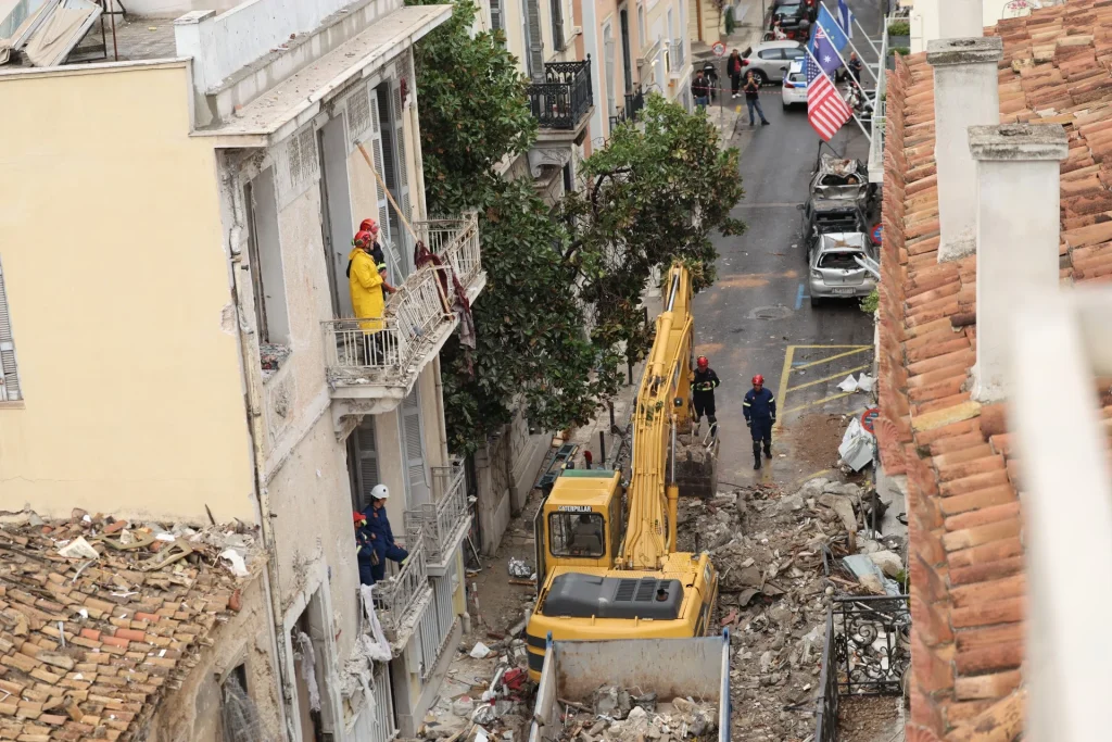 Έκρηξη στην Πλάκα: Τη Δευτέρα οι έλεγχοι της Πολεοδομίας στα γειτονικά κτίρια για τη στατικότητα
