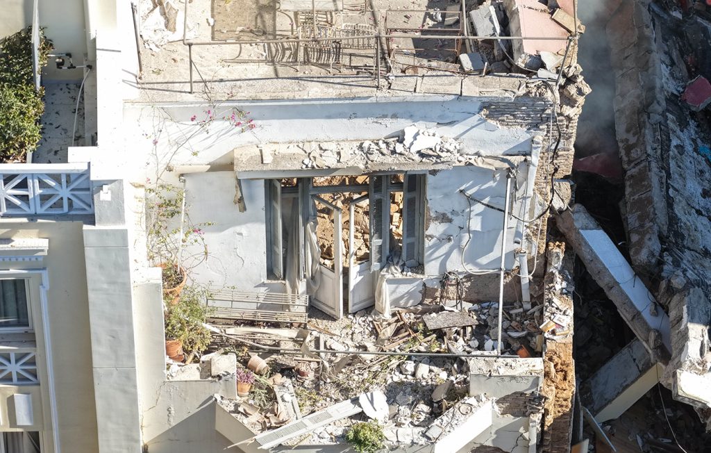 Κατάρρευση κτηρίου στην Πλάκα: «Πληροφορίες για αυτόνομους λέβητες αερίου στα διαμερίσματα»