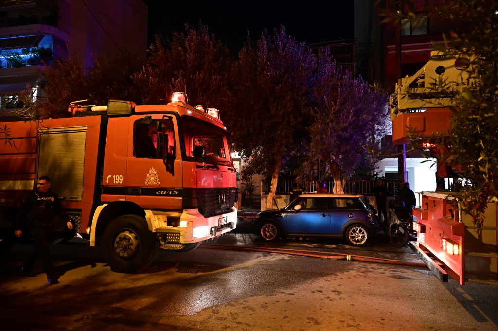 58χρονη στη Θεσσαλονίκη έβαλε φωτιά στην πόρτα διαμερίσματος γειτόνισσάς της