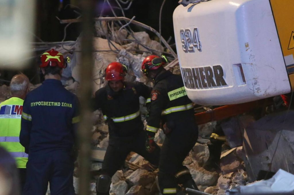 Θρίλερ με την έκρηξη στην Πλάκα: Ανασύρθηκε νεκρή μία γυναίκα – Φόβοι και για άλλους νεκρούς