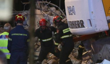 Θρίλερ με την έκρηξη στην Πλάκα: Ανασύρθηκε νεκρή μία γυναίκα – Φόβοι και για άλλους νεκρούς