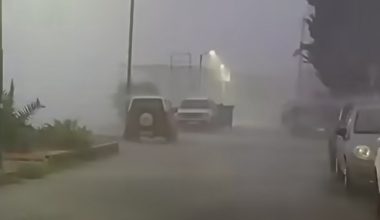 Ισχυρή βροχόπτωση έπληξε την Σκιάθο: Σε «ποτάμια» μετατράπηκαν οι δρόμοι (βίντεο)