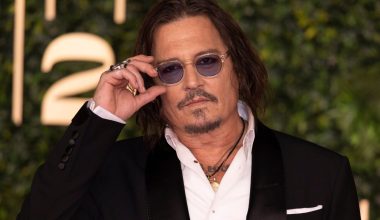 Παράξενο στιγμιότυπο με τον Τζόνι Ντεπ: Δάγκωνε διακοσμητικά φύλλα σε πάρτι στο Λας Βέγκας (βίντεο)