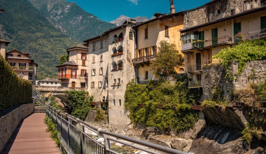 Chiavenna: Η κρυφή πόλη της Ιταλίας με τα φυσικά «ψυγεία» στους βράχους