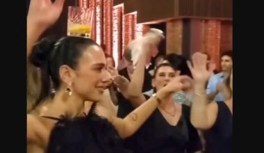 Ντούα Λίπα: Η Αλβανίδα ποπ σταρ χόρεψε παραδοσιακό χορό στην Πέγια με ποτήρι στο κεφάλι (βίντεο)