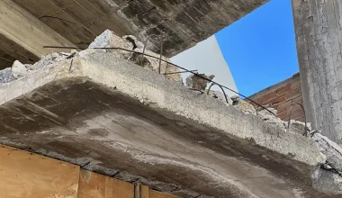 Ηράκλειο: Κατέρρευσε μπαλκόνι από τον 4ο όροφο – Από τύχη δεν υπήρξαν θύματα