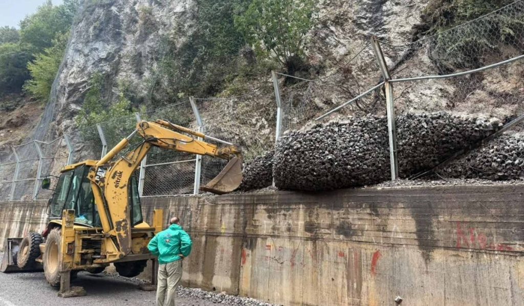 Εύβοια: «Ο άντρας μου έβγαλε τα παιδιά στο κεφάλι του, ένα ένα» – Μαρτυρίες από τα Ψαχνά