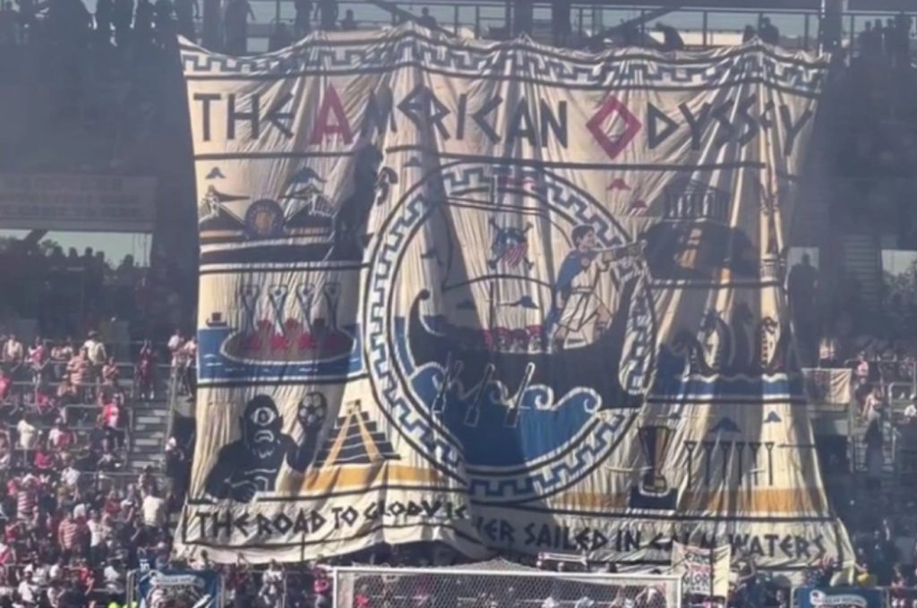 Η υποδοχή φιλάθλων στην ομάδα των ΗΠΑ με κορεό εμπνευσμένο από την Οδύσσεια (βίντεο)