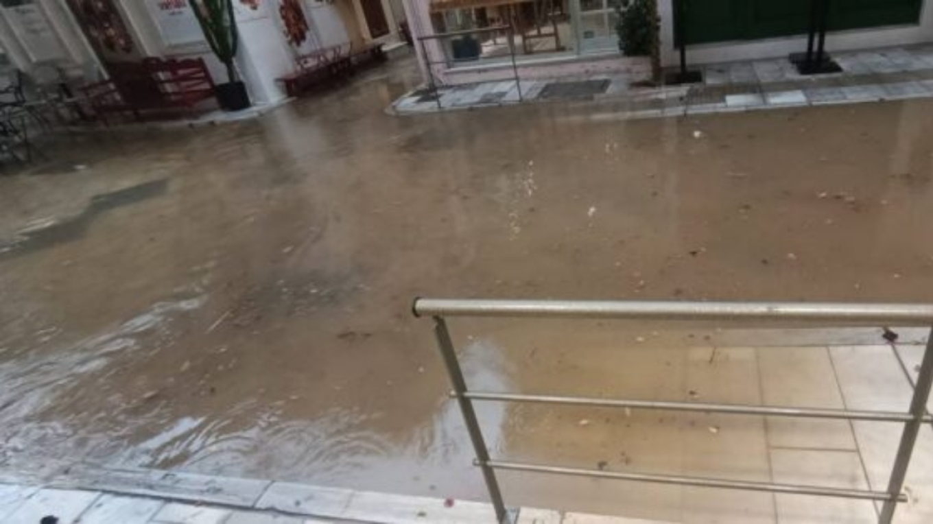 Κακοκαιρία στη Σύρο: «Πλημμύρισε» η Ερμούπολη εξαιτίας της έντονης βροχόπτωσης