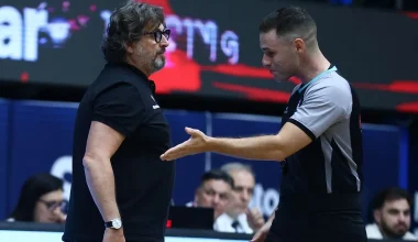 Τεχνική ποινή στον φουριόζο Τ.Οσμάν: Έξαλλος ο Τρινκιέρι που τον συγκράτησαν οι βοηθοί του (βίντεο)
