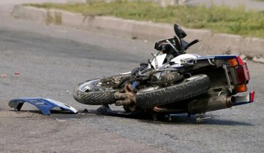 Στο νοσοκομείο 60χρονος μετά από σφοδρή σύγκρουση της μηχανής του με αυτοκίνητο