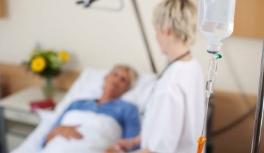 Χειροπέδες σε γυναίκα που παρίστανε την αποκλειστική νοσοκόμα – Πώς την εντόπισαν οι Αρχές