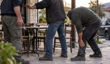 Λάρισα: Πατέρας και γιος επιτέθηκαν με ψαλίδι κλαδέματος σε 49χρονο για μία θέση στο καφενείο