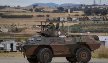 Περίεργη anti-drone προστασία σε Μ1117 του ΕΣ – Πόσο αποτελεσματική είναι; (φωτο)