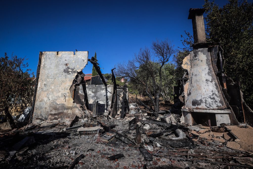 Πυρκαγιές: «Παγώνουν» για 12 μήνες πλειστηριασμοί και κατασχέσεις για τους πληγέντες