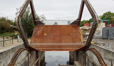 Η γέφυρα των 13 τόνων που γυρίζει ανάποδα για να περάσουν τα πλοία (βίντεο)