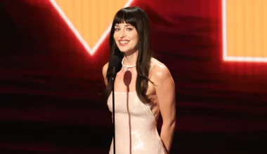 Η εμφάνιση της Ν.Τζόνσον στα MTV VMA με διάφανο φόρεμα από παγιέτες χωρίς εσώρουχο (βίντεο)