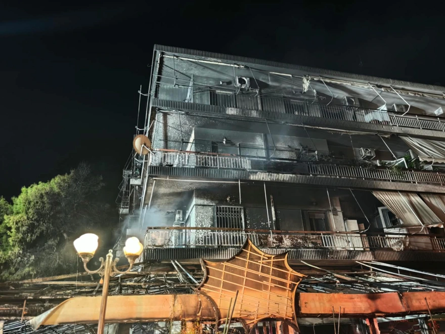 Μεγάλη φωτιά σε καφετέρια στη Νέα Ιωνία: Επεκτάθηκε σε πολυκατοικία – Απεγκλωβίστηκαν ένοικοι (φωτο)