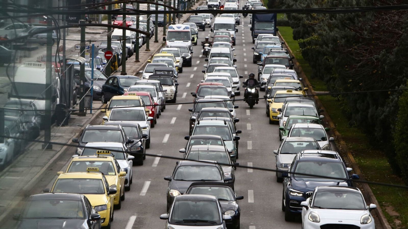 Χαλάνδρι: Κλειστή η Κώστα Βάρναλη λόγω θραύσης αγωγού – Αυξημένη η κίνηση