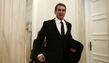 Α.Λοβέρδος: Oμάδα αγνώστων «εκτόξευσε» κόκκινες μπογιές στο πολιτικό του γραφείο (βίντεο)
