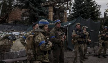 Οι Ουκρανοί έβαλαν την σημαία τους στην είσοδο της Λιμάν: Το μήνυμα προς το Κρεμλίνο (βίντεο)