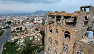 Η Σαουδική Αραβία εξαπέλυσε σφοδρά αεροπορικά πλήγματα σε αγορά στην Υεμένη κατά των Χούθι (βίντεο)