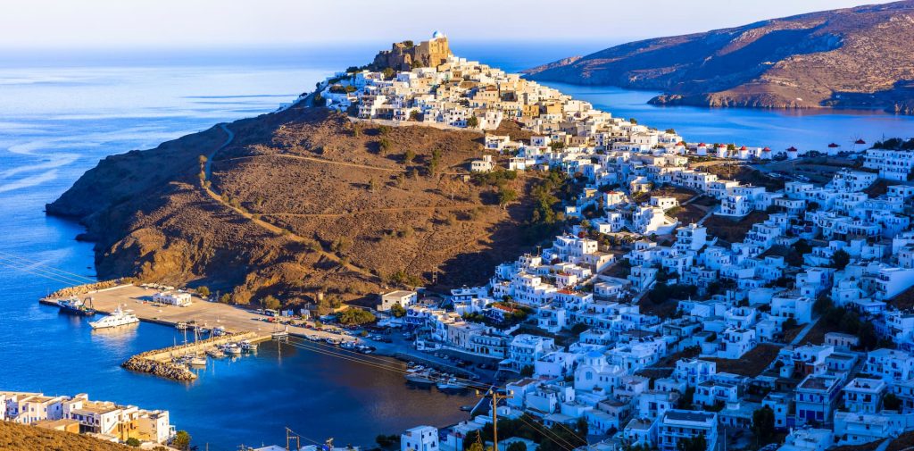 Η The Sun αποθεώνει την Αστυπάλαια: «Ένα από τα καλύτερα κρυμμένα μυστικά της Ελλάδας»