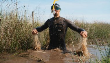 Bog Snorkelling: Το παράξενο άθλημα όπου οι συμμετέχοντες κολυμπούν μέσα σε βάλτο