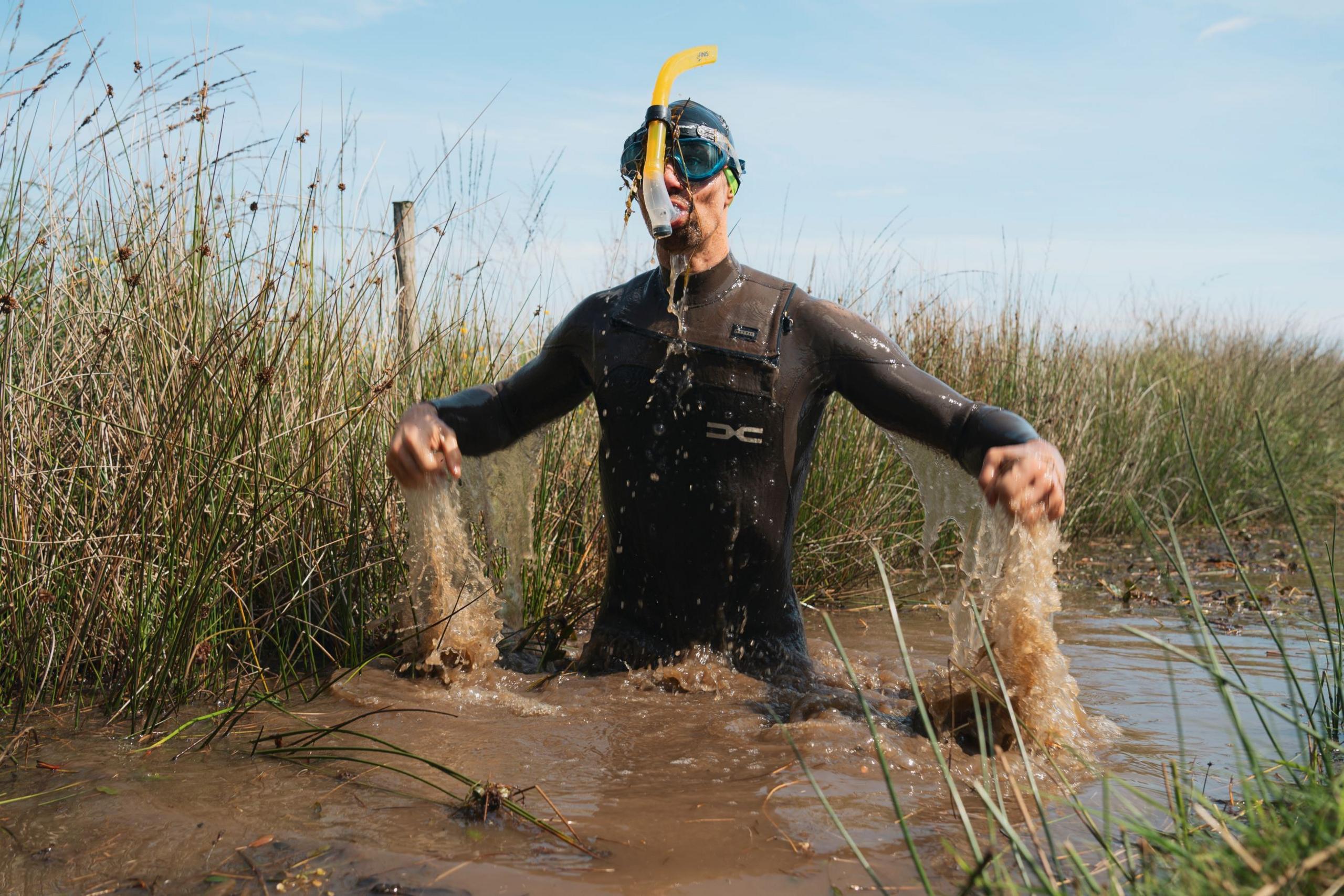 Bog Snorkelling: Το παράξενο άθλημα όπου οι συμμετέχοντες κολυμπούν μέσα σε βάλτο
