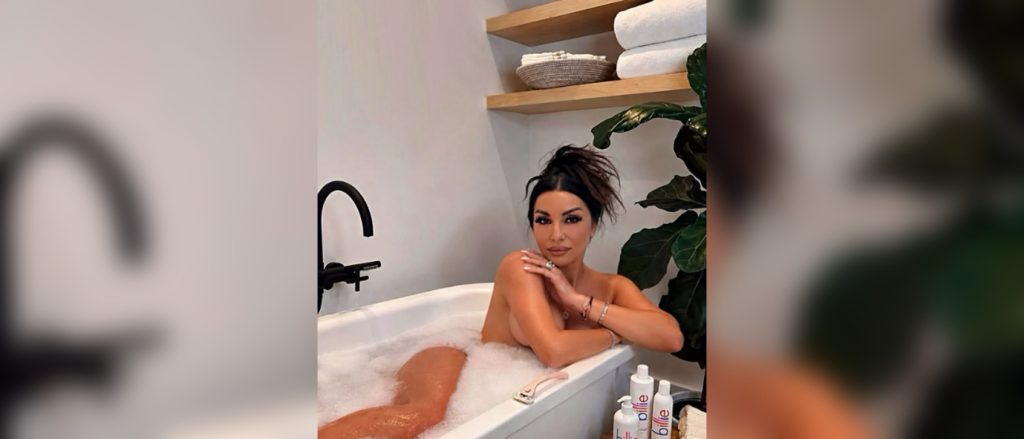 Πόπη Μαλλιωτάκη: Τα έβγαλε όλα και πόζαρε γυμνή στη μπανιέρα (φώτο)