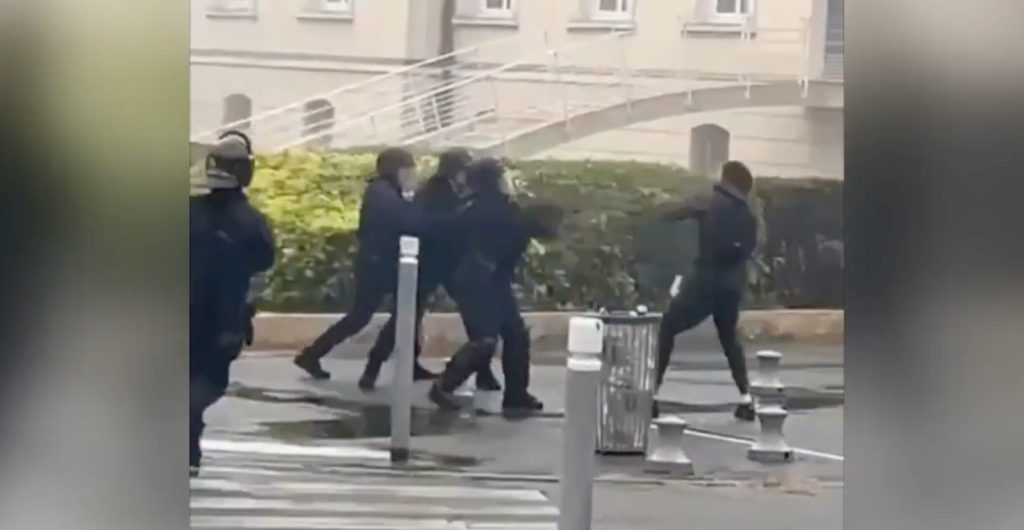 Γαλλία: Αστυνομικός πυροβόλησε μαθητή με εκτοξευτή χειροβομβίδων (βίντεο)