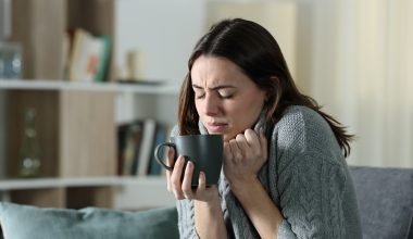 Κρυώνετε συνεχώς; – Οι 3 λόγοι που μπορεί να κρύβονται πίσω από το συχνό αίσθημα κρύου