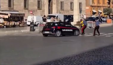 Βίντεο: Περιπολικό καραμπινιέρων παρέσυρε συνάδελφό τους στη Ρώμη την στιγμή σύλληψης ενός δράστη