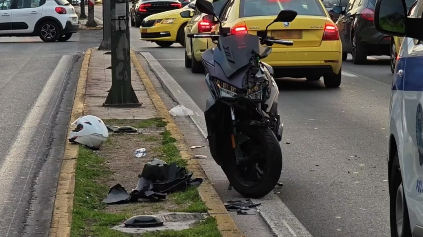 Αναστάτωση στη Βασιλίσσης Σοφίας προς Σύνταγμα: Σύγκρουση φορτηγού με μοτοσικλέτα