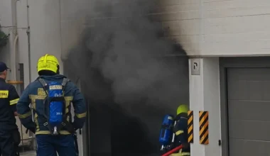 Ακρόπολη: Εκρήξεις από υβριδικό αυτοκίνητο που τυλίχθηκε στις φλόγες σε πάρκινγκ