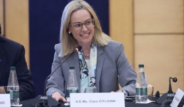 Ιρλανδή πρέσβης: «Θέλει να ενταχθεί στην ΕΕ η Αλβανία; – Ας σεβαστεί πρώτα την ελληνική μειονότητα»