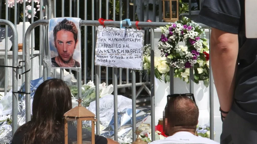 «Συγγνώμη Γιώργο, ήμουν εκεί τις κρίσιμες στιγμές»: Το μυστηριώδες σημείωμα στον τάφο του Γ.Μαζωνάκη