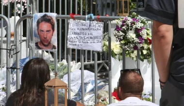 «Συγγνώμη Γιώργο, ήμουν εκεί τις κρίσιμες στιγμές»: Το μυστηριώδες σημείωμα στον τάφο του Γ.Μαζωνάκη